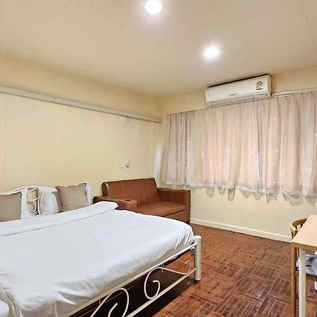 W District Guesthouse Bangkok Bagian luar foto