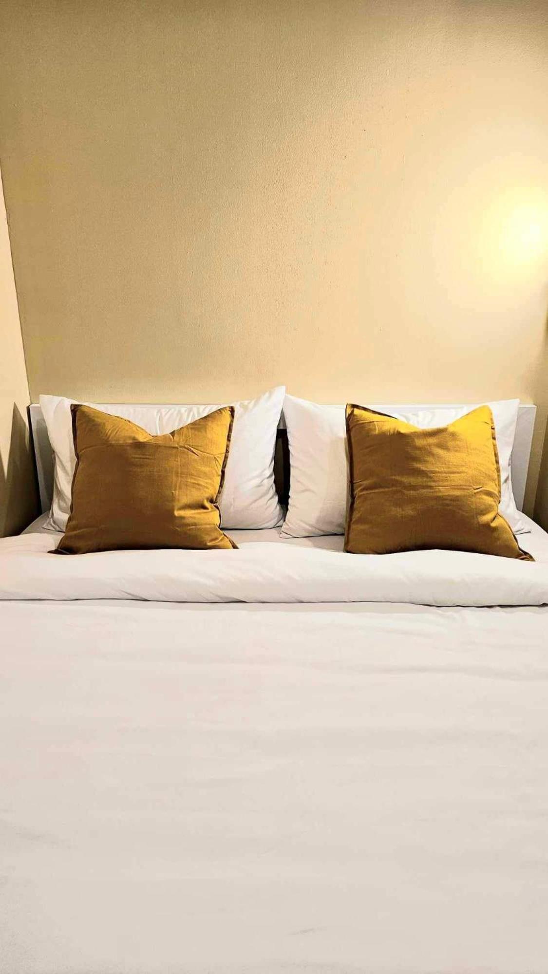 W District Guesthouse Bangkok Bagian luar foto