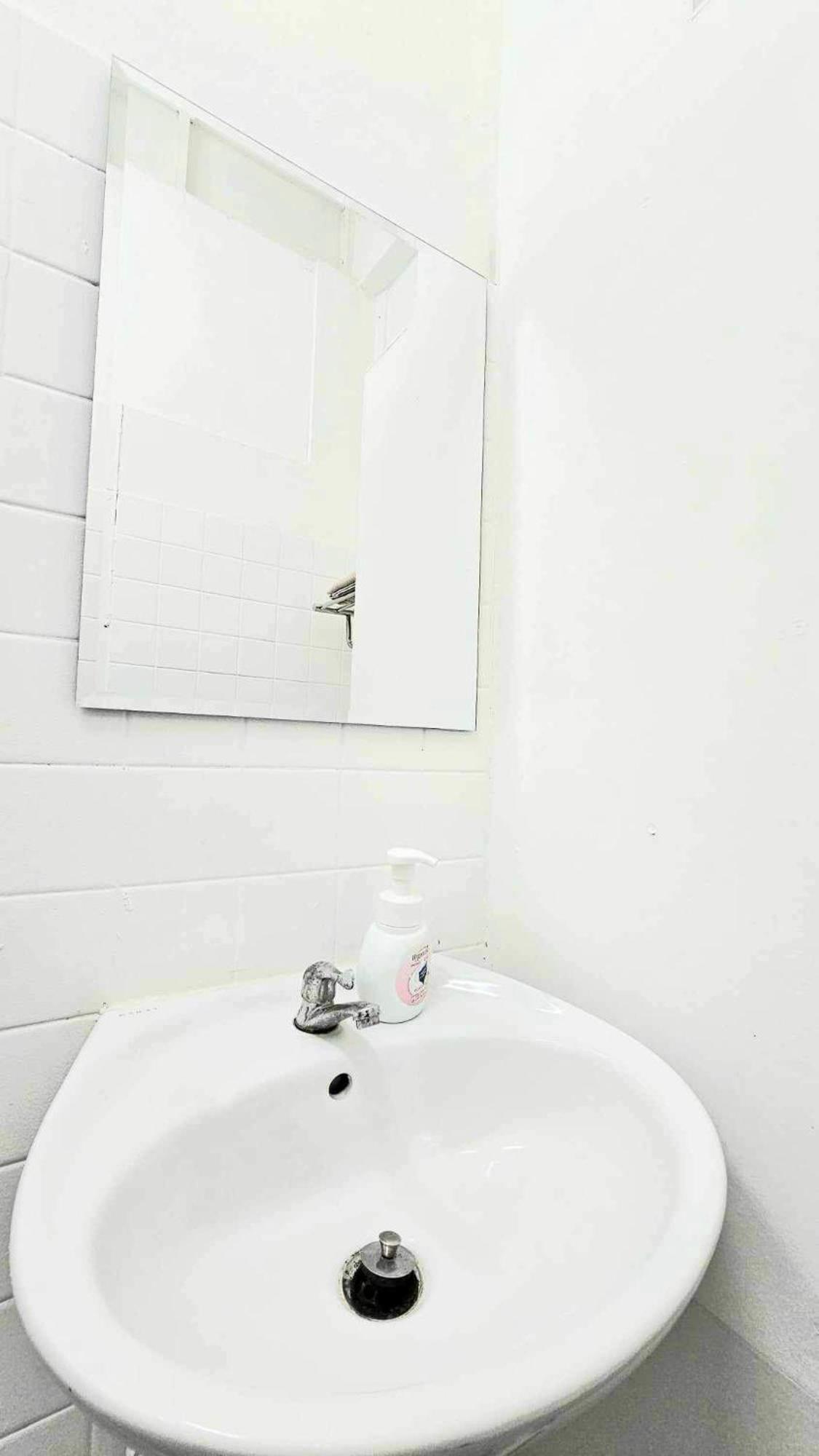 W District Guesthouse Bangkok Bagian luar foto