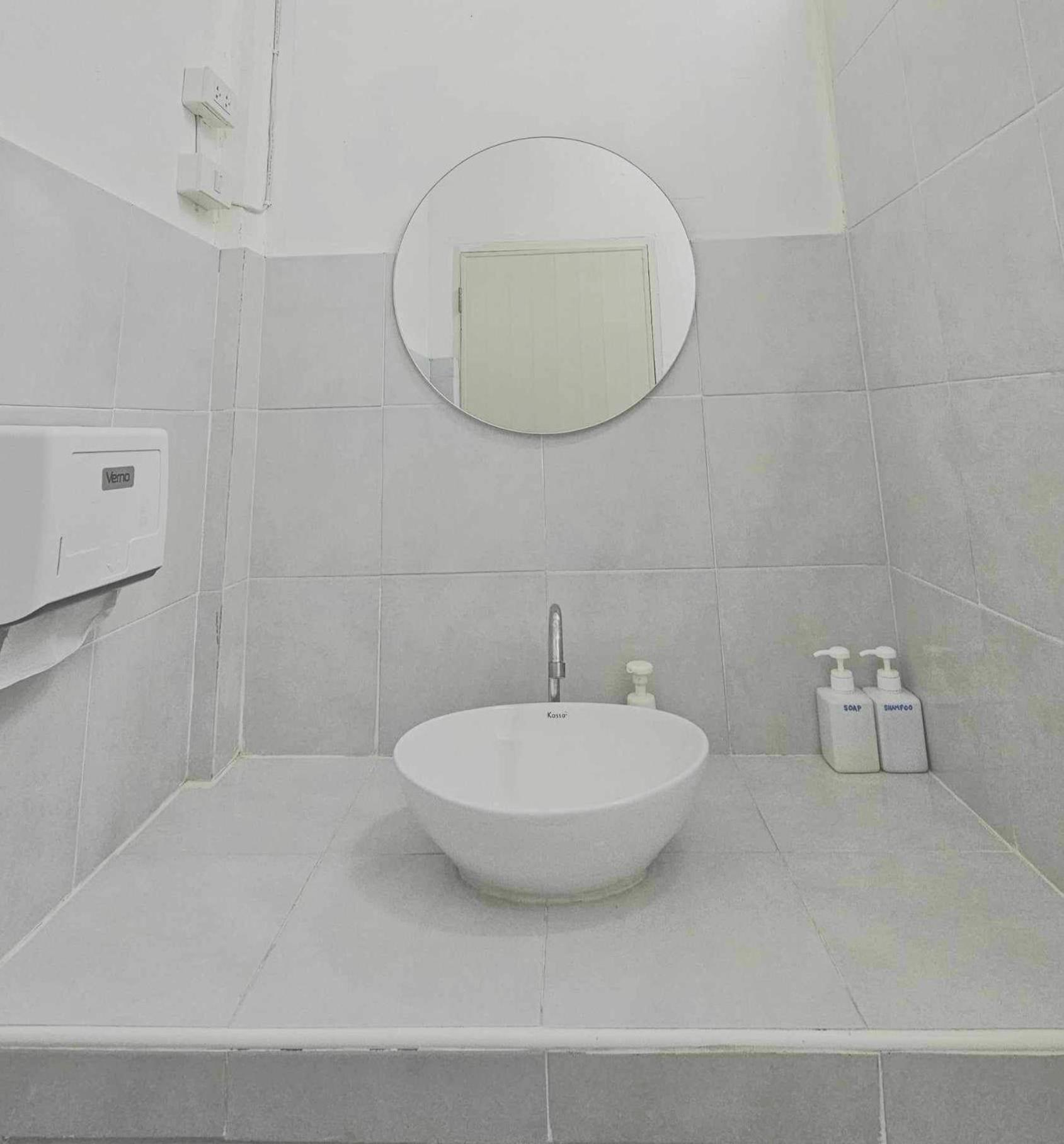 W District Guesthouse Bangkok Bagian luar foto