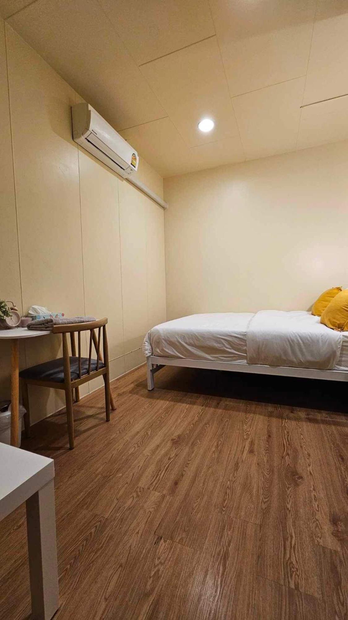 W District Guesthouse Bangkok Bagian luar foto