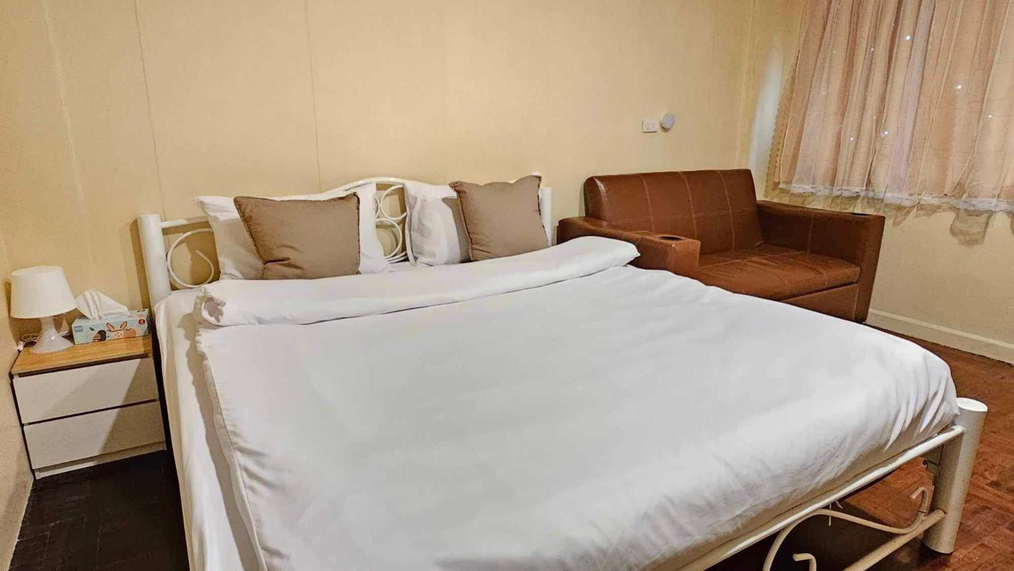 W District Guesthouse Bangkok Bagian luar foto