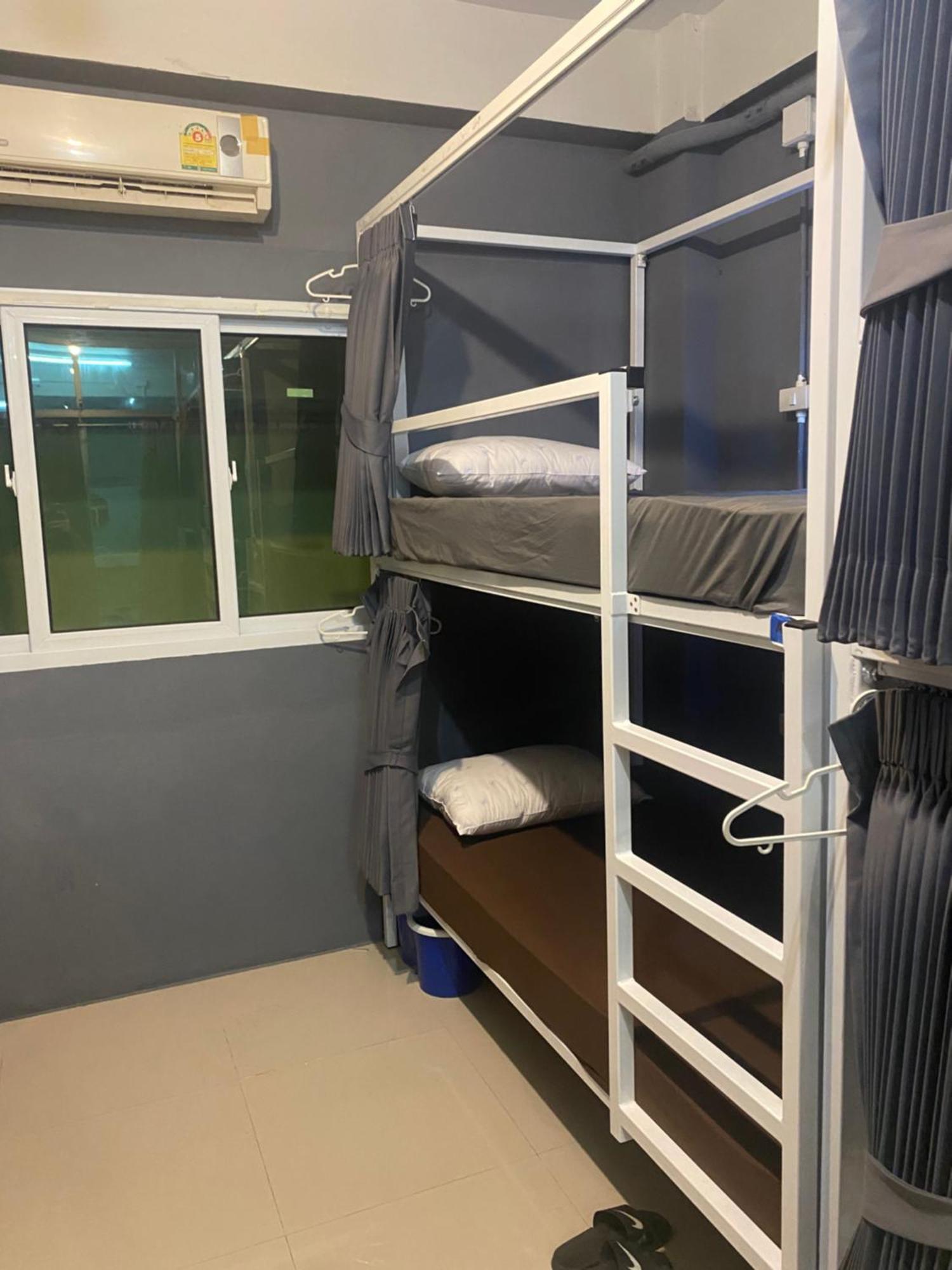 W District Guesthouse Bangkok Bagian luar foto