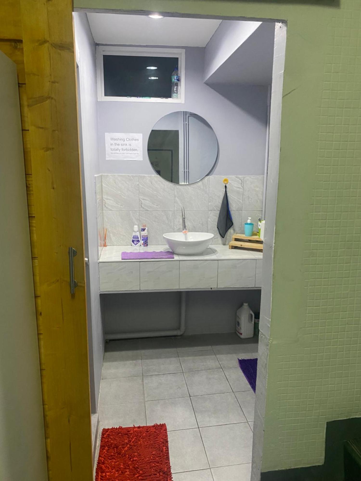 W District Guesthouse Bangkok Bagian luar foto