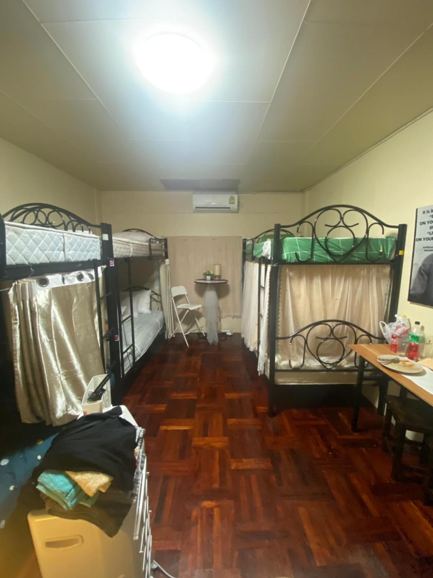 W District Guesthouse Bangkok Bagian luar foto