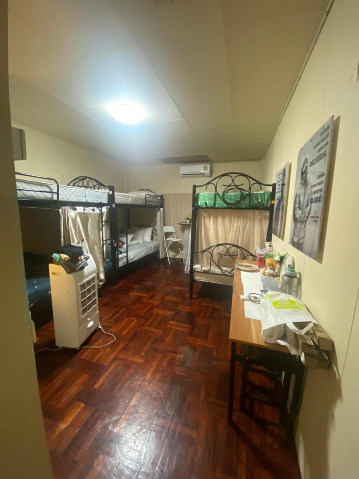W District Guesthouse Bangkok Bagian luar foto